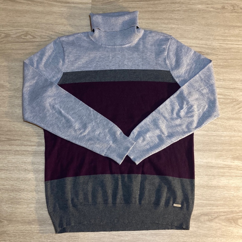 Calvin Klein | color block turtle neck